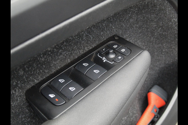 Volvo XC40 Recharge P8 AWD R-Design | SOH 92% | Panoramadak | Trekhaak | Apple Carplay | Cruise Control |