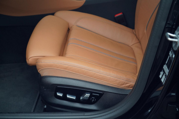 BMW 5 Serie Touring 530i Business Edition Plus / M-Sport / 34dkm NAP / Elek. Trekhaak / Pano / Harman Kardon / Nw.pr. € 94.000!