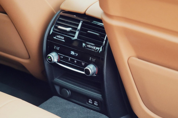 BMW 5 Serie Touring 530i Business Edition Plus / M-Sport / 34dkm NAP / Elek. Trekhaak / Pano / Harman Kardon / Nw.pr. € 94.000!