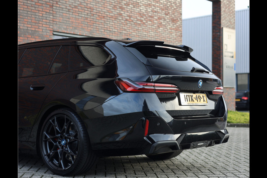 BMW 5 Serie Touring 550e xDrive | M performance - Pano - B&W - Trekhaak
