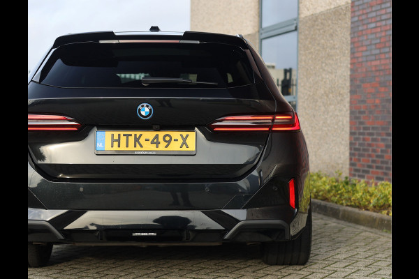 BMW 5 Serie Touring 550e xDrive | M performance - Pano - B&W - Trekhaak