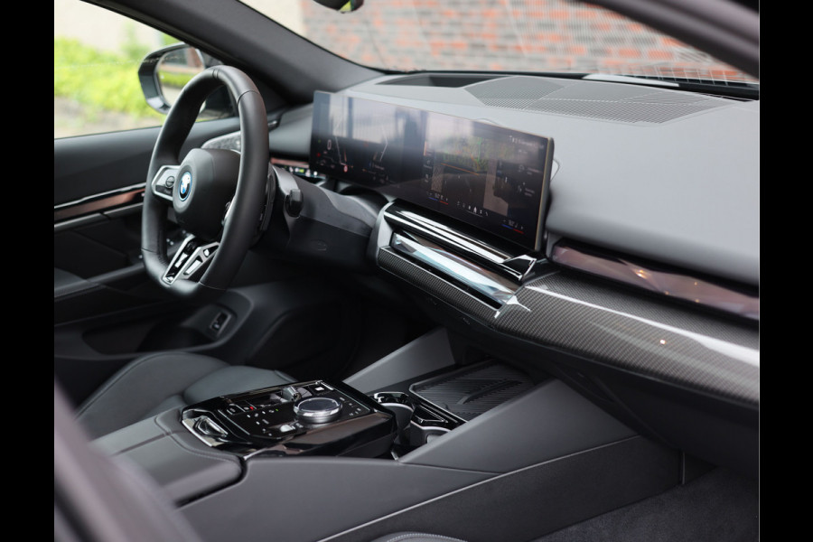 BMW 5 Serie Touring 550e xDrive | M performance - Pano - B&W - Trekhaak