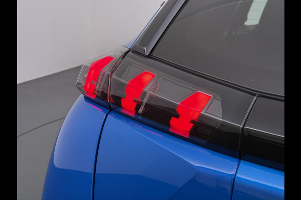 Peugeot e-2008 EV GT Pack 50 kWh VAN € 20.900,- VOOR € 18.440,- UW LENTEVOORDEEL € 2.460,-! |SOH 90% | 3-Fase boordlader | Warmtepomp | Open Panoramadak | Camera | Stoelverwarming | Adaptieve Cruise Control | Full Option | Dealeronderhouden | Inclusief 12 mnd BOVAG garantie |