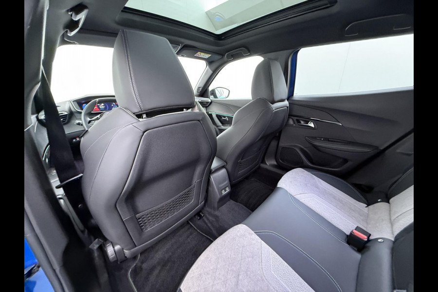 Peugeot e-2008 EV GT Pack 50 kWh VAN € 20.900,- VOOR € 18.440,- UW LENTEVOORDEEL € 2.460,-! |SOH 90% | 3-Fase boordlader | Warmtepomp | Open Panoramadak | Camera | Stoelverwarming | Adaptieve Cruise Control | Full Option | Dealeronderhouden | Inclusief 12 mnd BOVAG garantie |