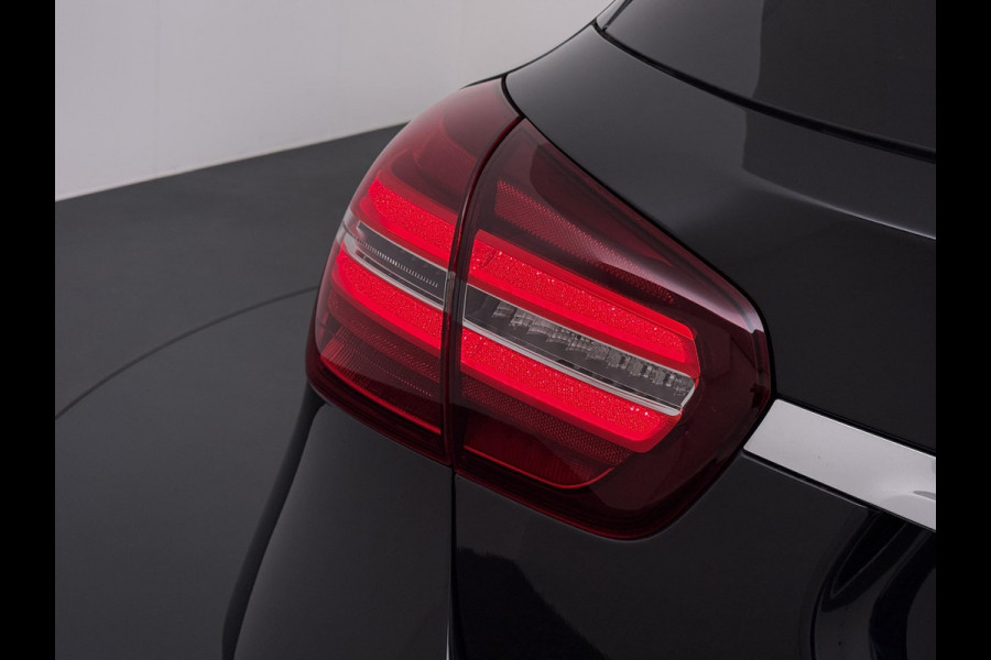 Mercedes-Benz GLA 180 Premium Plus VAN € 23.900,- VOOR € 19.877,- UW LENTEVOORDEEL € 4.023,-! | Stoelverwarming | Climate Control | Camera | Top onderhouden | 12 maanden BOVAG-garantie