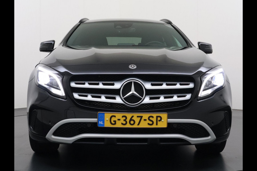 Mercedes-Benz GLA 180 Premium Plus VAN € 23.900,- VOOR € 19.877,- UW LENTEVOORDEEL € 4.023,-! | Stoelverwarming | Climate Control | Camera | Top onderhouden | 12 maanden BOVAG-garantie