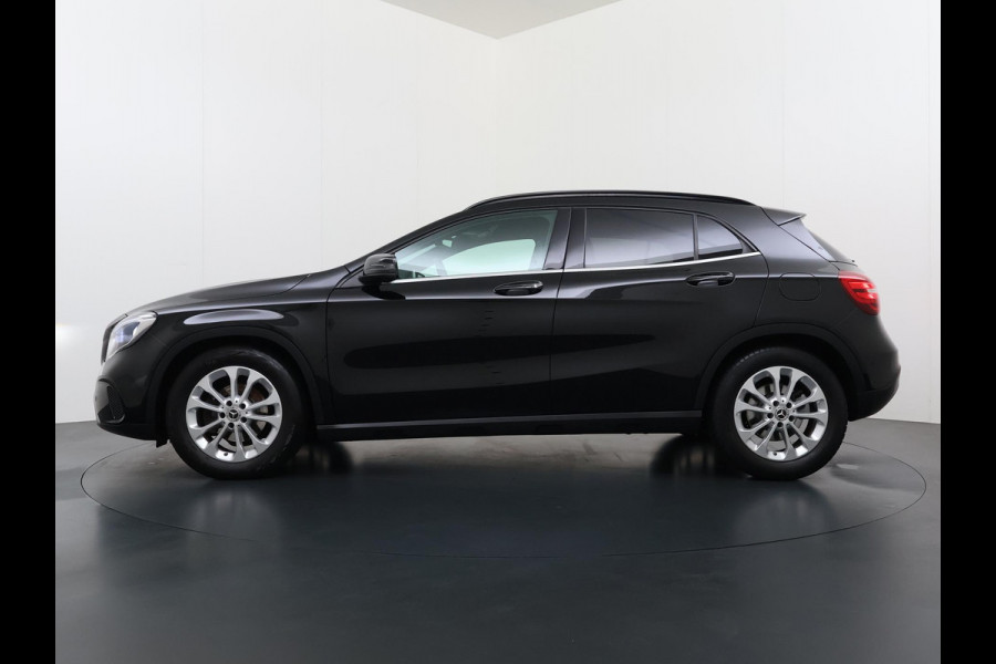Mercedes-Benz GLA 180 Premium Plus VAN € 23.900,- VOOR € 19.877,- UW LENTEVOORDEEL € 4.023,-! | Stoelverwarming | Climate Control | Camera | Top onderhouden | 12 maanden BOVAG-garantie
