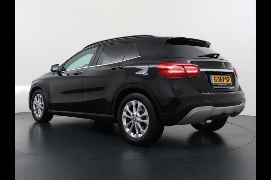 Mercedes-Benz GLA 180 Premium Plus VAN € 23.900,- VOOR € 19.877,- UW LENTEVOORDEEL € 4.023,-! | Stoelverwarming | Climate Control | Camera | Top onderhouden | 12 maanden BOVAG-garantie