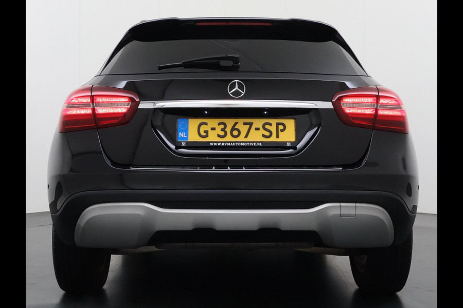 Mercedes-Benz GLA 180 Premium Plus VAN € 23.900,- VOOR € 19.877,- UW LENTEVOORDEEL € 4.023,-! | Stoelverwarming | Climate Control | Camera | Top onderhouden | 12 maanden BOVAG-garantie