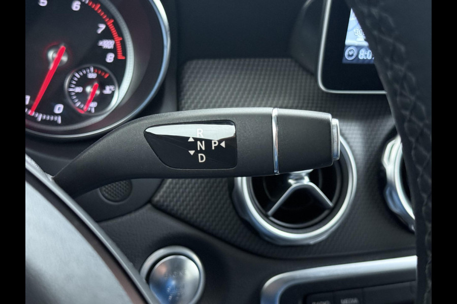 Mercedes-Benz GLA 180 Premium Plus VAN € 23.900,- VOOR € 19.877,- UW LENTEVOORDEEL € 4.023,-! | Stoelverwarming | Climate Control | Camera | Top onderhouden | 12 maanden BOVAG-garantie