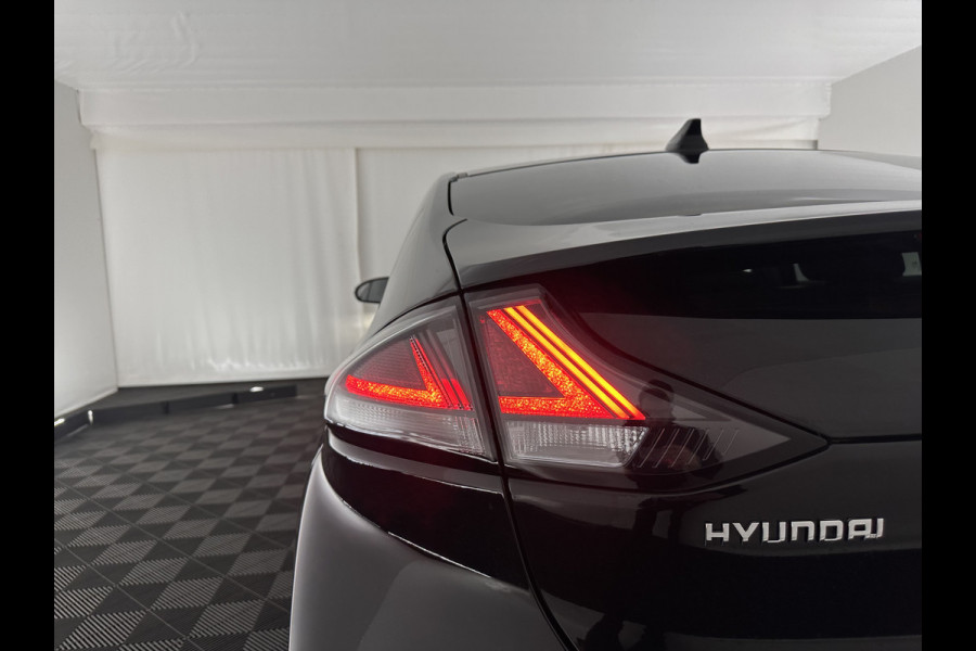 Hyundai IONIQ Comfort EV 38 kWh {SOH-100%} (INCL-BTW) *FULL-LED | ADAPTIVE-CRUISE | CAMERA | KEYLESS | DAB+ | NAVI-FULLMAP | HEATED-COMFORTSEATS | PRIVACYGLASS | ECC | AMBIENTLIGHT | DIGI-COCKPIT | SHIFTPADDLES | LANE-ASSIST | PDC | .