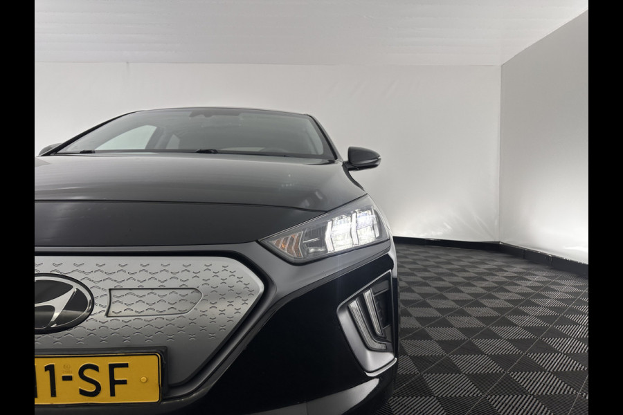 Hyundai IONIQ Comfort EV 38 kWh {SOH-100%} (INCL-BTW) *FULL-LED | ADAPTIVE-CRUISE | CAMERA | KEYLESS | DAB+ | NAVI-FULLMAP | HEATED-COMFORTSEATS | PRIVACYGLASS | ECC | AMBIENTLIGHT | DIGI-COCKPIT | SHIFTPADDLES | LANE-ASSIST | PDC | .