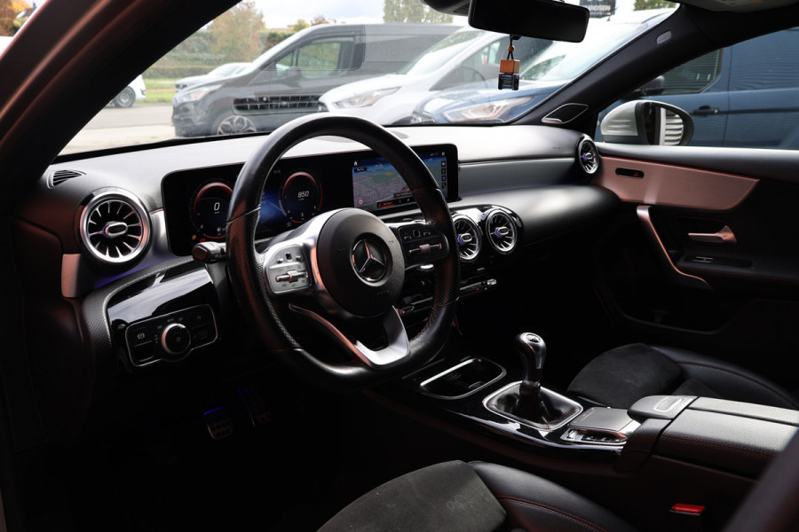 Mercedes-Benz A-Klasse A 180 d AMG pakket | Panorama dak | Burmester | Widescreen | Apple Carplay | Sfeerverlichting | Stoelverwarming | Alcantara | 360 PDC | Volledig onderhouden | Nieuwe Distributieriem
