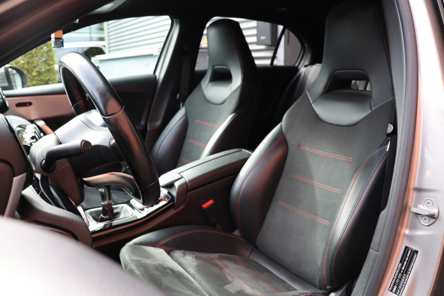 Mercedes-Benz A-Klasse A 180 d AMG pakket | Panorama dak | Burmester | Widescreen | Apple Carplay | Sfeerverlichting | Stoelverwarming | Alcantara | 360 PDC | Volledig onderhouden | Nieuwe Distributieriem