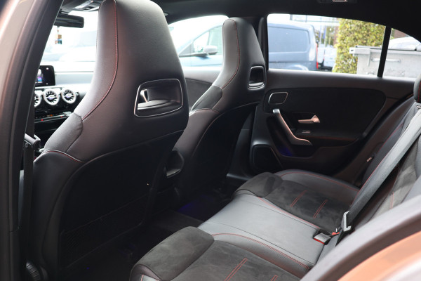 Mercedes-Benz A-Klasse A 180 d AMG pakket | Panorama dak | Burmester | Widescreen | Apple Carplay | Sfeerverlichting | Stoelverwarming | Alcantara | 360 PDC | Volledig onderhouden | Nieuwe Distributieriem