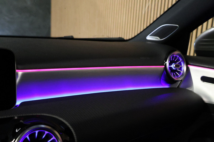 Mercedes-Benz A-Klasse A 180 d AMG pakket | Panorama dak | Burmester | Widescreen | Apple Carplay | Sfeerverlichting | Stoelverwarming | Alcantara | 360 PDC | Volledig onderhouden | Nieuwe Distributieriem