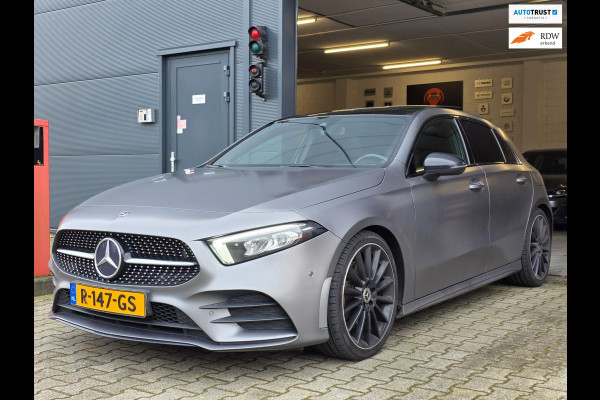Mercedes-Benz A-Klasse 220 Premium Plus | MAT GRIJS / PANO / MEMORY / KEYLESS / BURMESTER / MASSAGE / DIAMOND GRILLE / 19 INCH !