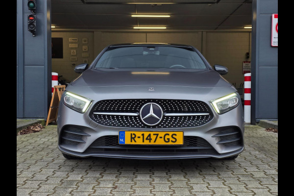 Mercedes-Benz A-Klasse 220 Premium Plus | MAT GRIJS / PANO / MEMORY / KEYLESS / BURMESTER / MASSAGE / DIAMOND GRILLE / 19 INCH !