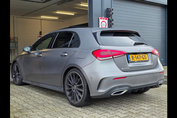 Mercedes-Benz A-Klasse 220 Premium Plus | MAT GRIJS / PANO / MEMORY / KEYLESS / BURMESTER / MASSAGE / DIAMOND GRILLE / 19 INCH !