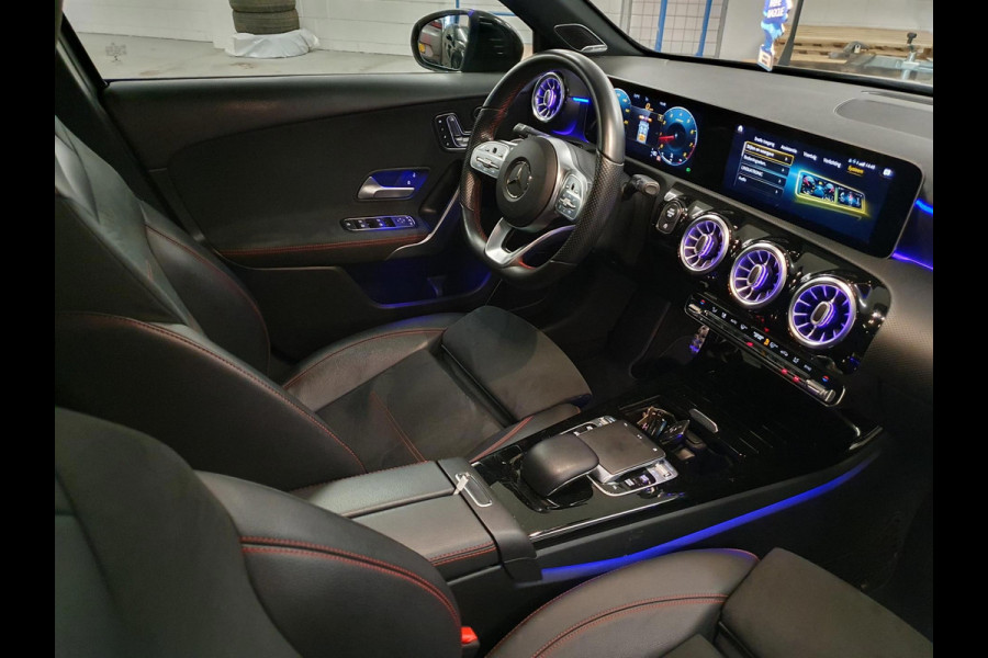 Mercedes-Benz A-Klasse 220 Premium Plus | MAT GRIJS / PANO / MEMORY / KEYLESS / BURMESTER / MASSAGE / DIAMOND GRILLE / 19 INCH !