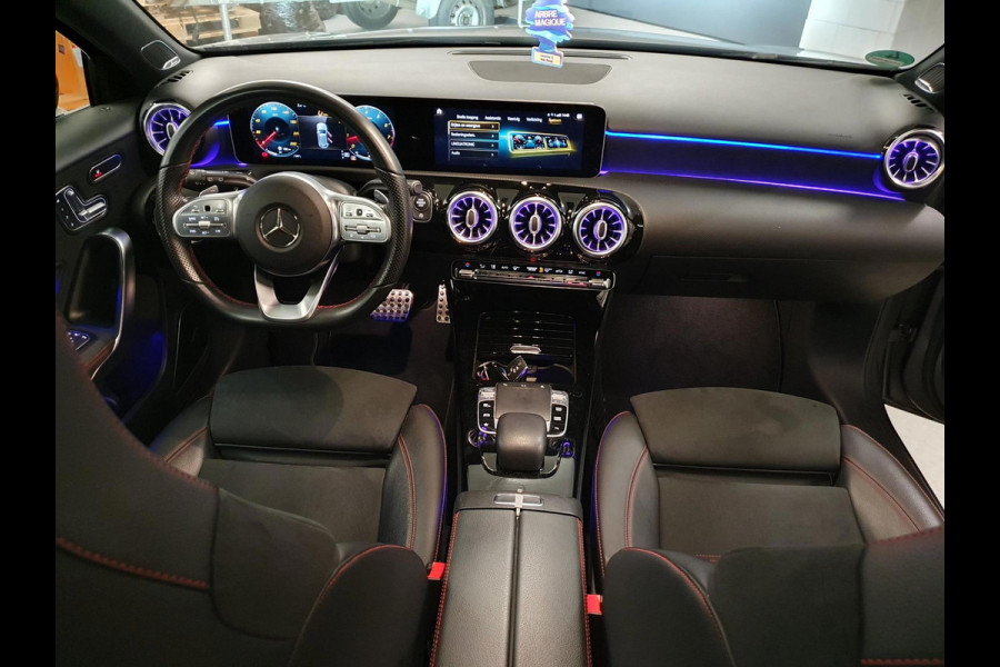 Mercedes-Benz A-Klasse 220 Premium Plus | MAT GRIJS / PANO / MEMORY / KEYLESS / BURMESTER / MASSAGE / DIAMOND GRILLE / 19 INCH !
