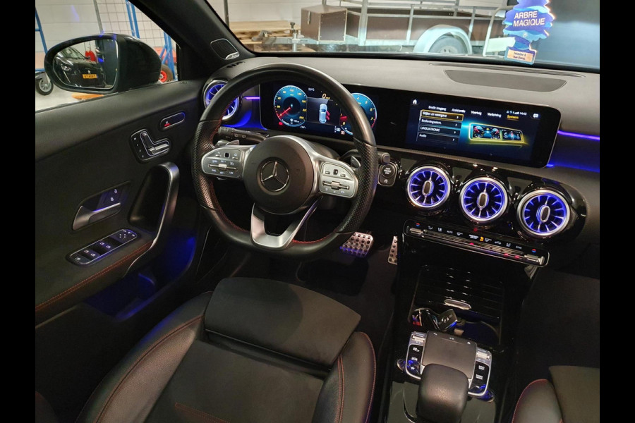 Mercedes-Benz A-Klasse 220 Premium Plus | MAT GRIJS / PANO / MEMORY / KEYLESS / BURMESTER / MASSAGE / DIAMOND GRILLE / 19 INCH !