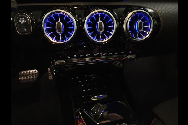 Mercedes-Benz A-Klasse 220 Premium Plus | MAT GRIJS / PANO / MEMORY / KEYLESS / BURMESTER / MASSAGE / DIAMOND GRILLE / 19 INCH !