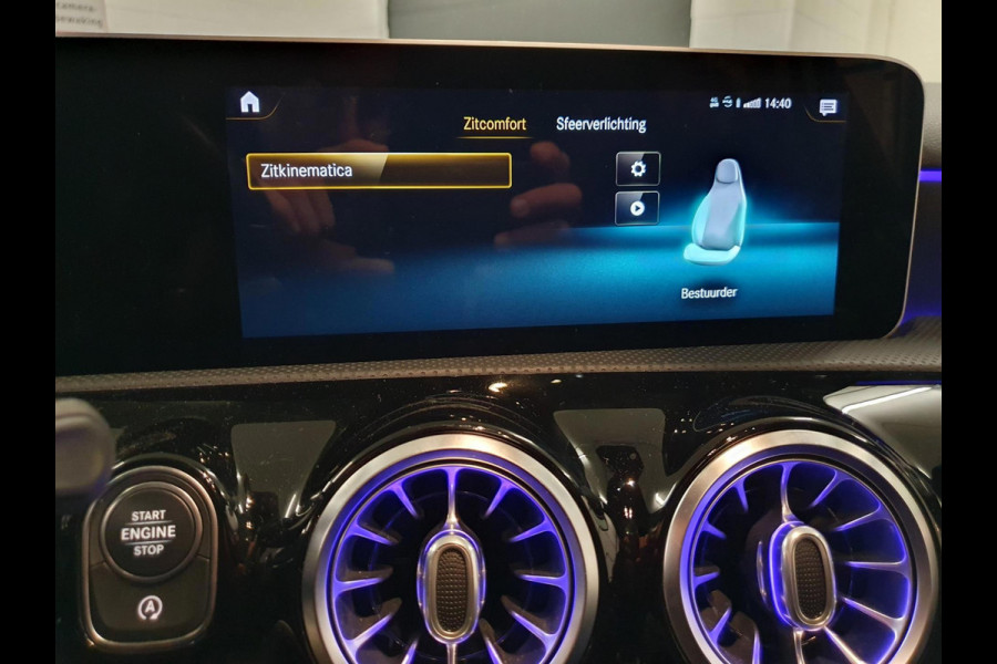 Mercedes-Benz A-Klasse 220 Premium Plus | MAT GRIJS / PANO / MEMORY / KEYLESS / BURMESTER / MASSAGE / DIAMOND GRILLE / 19 INCH !