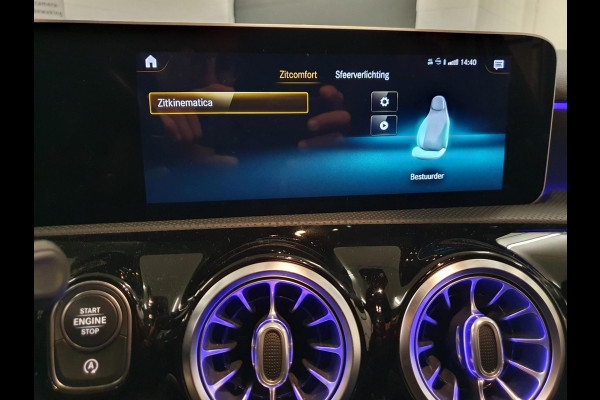 Mercedes-Benz A-Klasse 220 Premium Plus | MAT GRIJS / PANO / MEMORY / KEYLESS / BURMESTER / MASSAGE / DIAMOND GRILLE / 19 INCH !