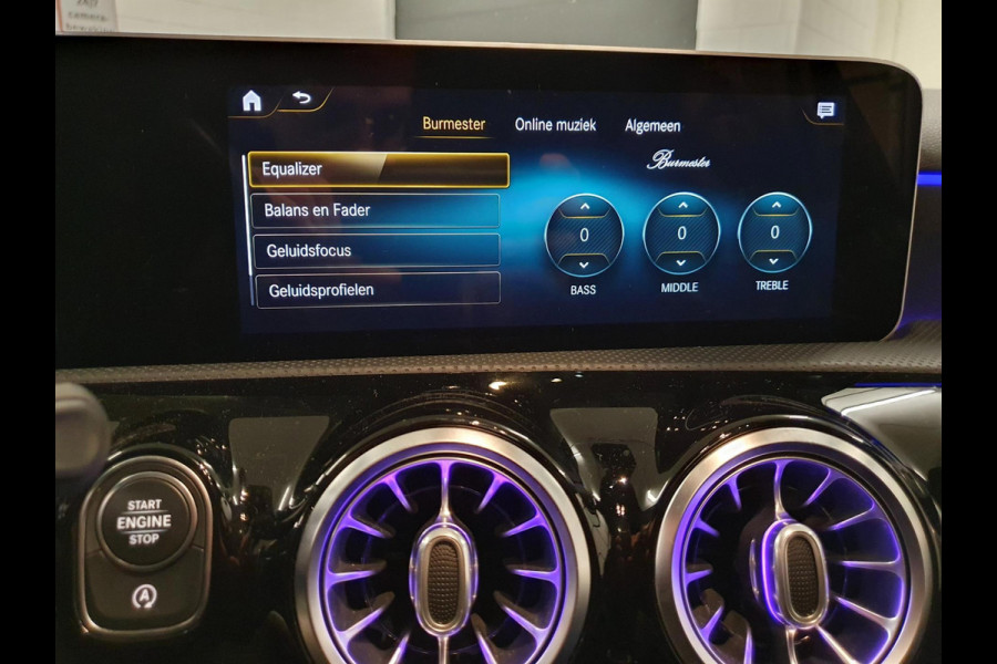 Mercedes-Benz A-Klasse 220 Premium Plus | MAT GRIJS / PANO / MEMORY / KEYLESS / BURMESTER / MASSAGE / DIAMOND GRILLE / 19 INCH !