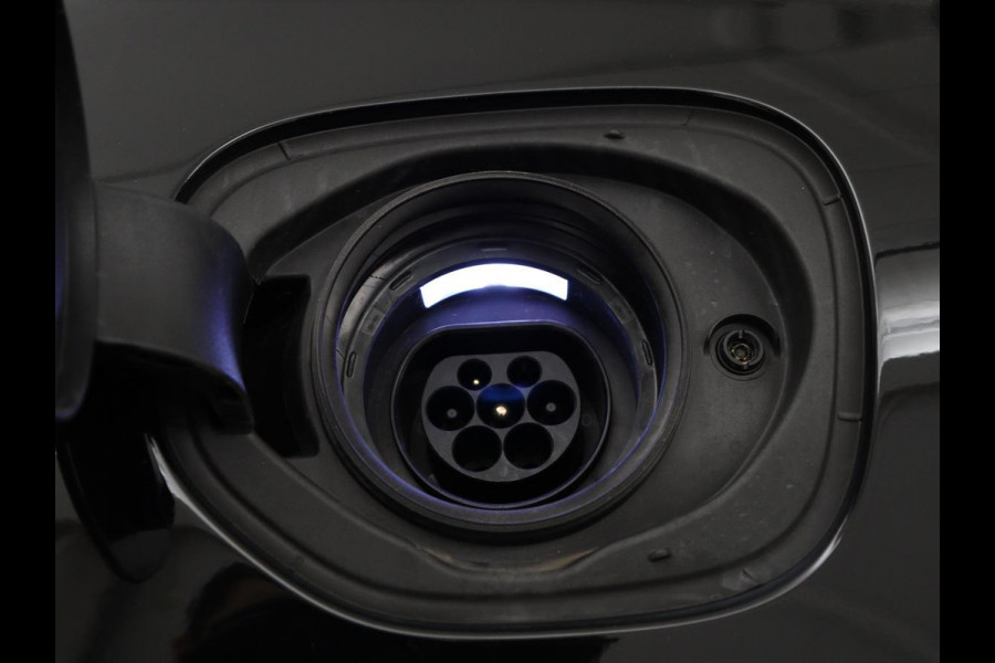 Volvo XC60 2.0 T6 Plug-in hybrid AWD R-Design | Panoramadak | Trekhaak| Stoelverwarming | Camera | Adaptive cruise | Half leder | Carplay | Memory | Navigatie | Keyless | Facelift Model | PHEV