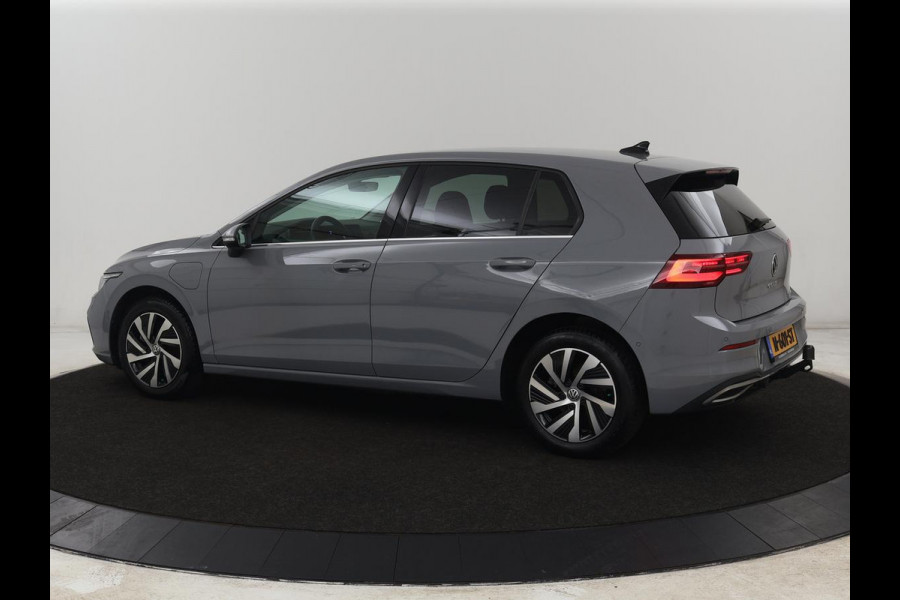 Volkswagen Golf 1.4 eHybrid Style | Head-Up | Stoelverwarming | Trekhaak | Sfeerverlichting | Massage | Camera | Keyless | Matrix LED | Carplay | Adaptive cruise | Memory | Climate control | PHEV | Plug In