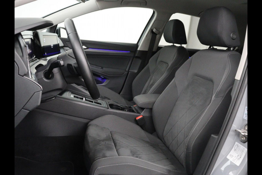 Volkswagen Golf 1.4 eHybrid Style | Head-Up | Stoelverwarming | Trekhaak | Sfeerverlichting | Massage | Camera | Keyless | Matrix LED | Carplay | Adaptive cruise | Memory | Climate control | PHEV | Plug In