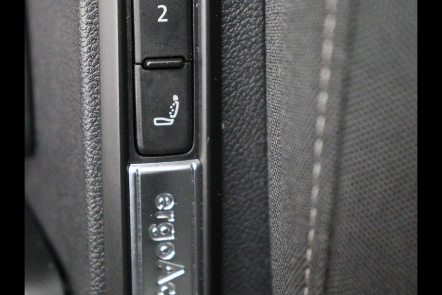 Volkswagen Golf 1.4 eHybrid Style | Head-Up | Stoelverwarming | Trekhaak | Sfeerverlichting | Massage | Camera | Keyless | Matrix LED | Carplay | Adaptive cruise | Memory | Climate control | PHEV | Plug In