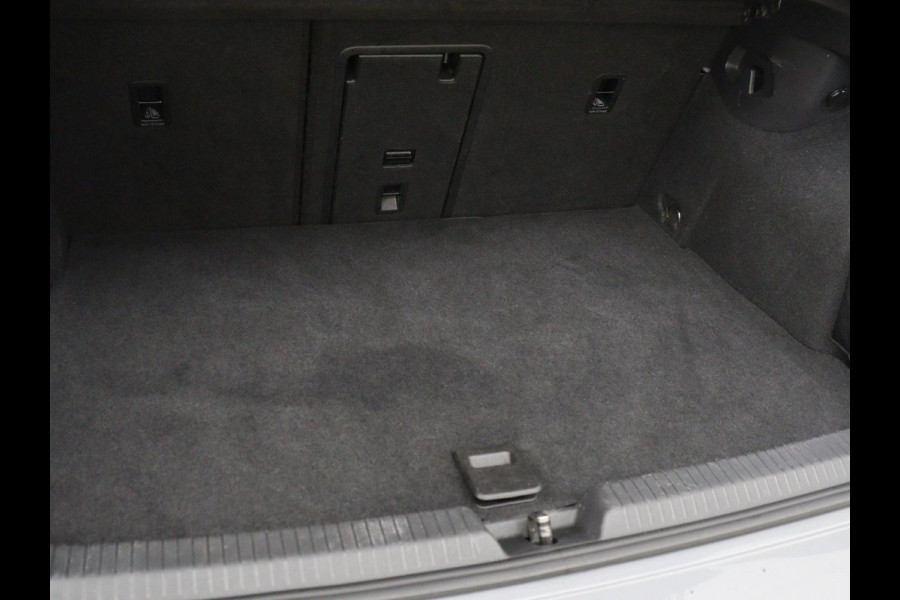 Volkswagen Golf 1.4 eHybrid Style | Head-Up | Stoelverwarming | Trekhaak | Sfeerverlichting | Massage | Camera | Keyless | Matrix LED | Carplay | Adaptive cruise | Memory | Climate control | PHEV | Plug In