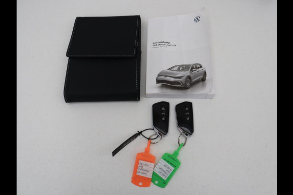 Volkswagen Golf 1.4 eHybrid Style | Head-Up | Stoelverwarming | Trekhaak | Sfeerverlichting | Massage | Camera | Keyless | Matrix LED | Carplay | Adaptive cruise | Memory | Climate control | PHEV | Plug In