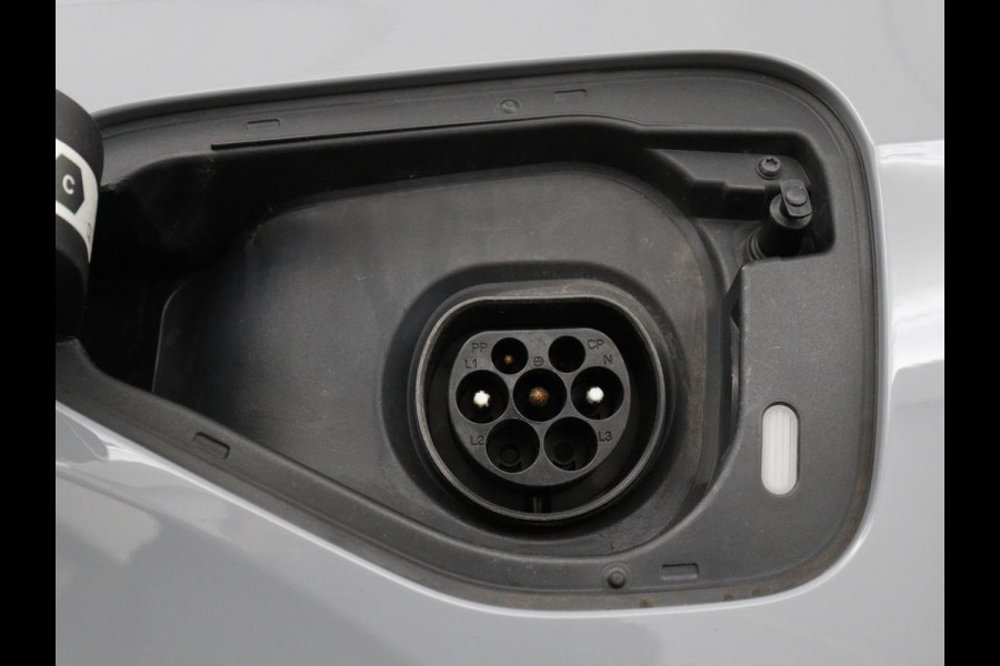 Volkswagen Golf 1.4 eHybrid Style | Head-Up | Stoelverwarming | Trekhaak | Sfeerverlichting | Massage | Camera | Keyless | Matrix LED | Carplay | Adaptive cruise | Memory | Climate control | PHEV | Plug In