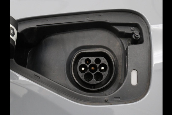 Volkswagen Golf 1.4 eHybrid Style | Head-Up | Stoelverwarming | Trekhaak | Sfeerverlichting | Massage | Camera | Keyless | Matrix LED | Carplay | Adaptive cruise | Memory | Climate control | PHEV | Plug In