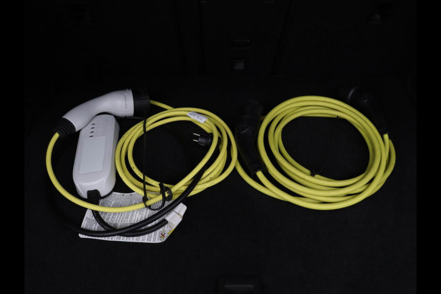 Volkswagen Golf 1.4 eHybrid Style | Head-Up | Stoelverwarming | Trekhaak | Sfeerverlichting | Massage | Camera | Keyless | Matrix LED | Carplay | Adaptive cruise | Memory | Climate control | PHEV | Plug In