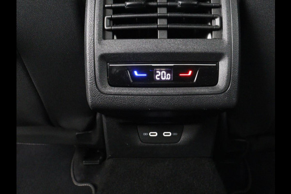 Volkswagen Golf 1.4 eHybrid Style | Head-Up | Stoelverwarming | Trekhaak | Sfeerverlichting | Massage | Camera | Keyless | Matrix LED | Carplay | Adaptive cruise | Memory | Climate control | PHEV | Plug In