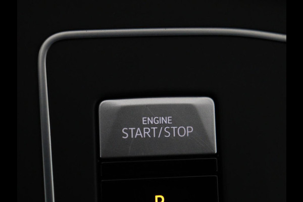 Volkswagen Golf 1.4 eHybrid Style | Head-Up | Stoelverwarming | Trekhaak | Sfeerverlichting | Massage | Camera | Keyless | Matrix LED | Carplay | Adaptive cruise | Memory | Climate control | PHEV | Plug In