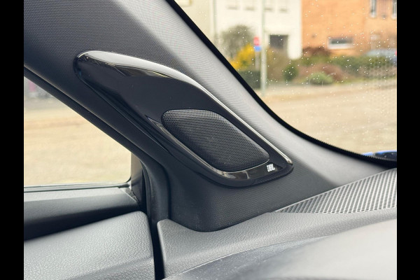 Toyota C-HR 1.8 Hybrid Bi-Tone Plus | JBL, Led Pakket, Half leer/Alcantara, Dodehoekherkenning, parkeersensoren, Stuurverwarming