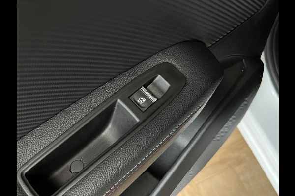 Renault Captur 1.6 E-Tech 160 R.S. Line | Groot Navi | 18" | Stoelverwarming | Camera | PDC V+A |