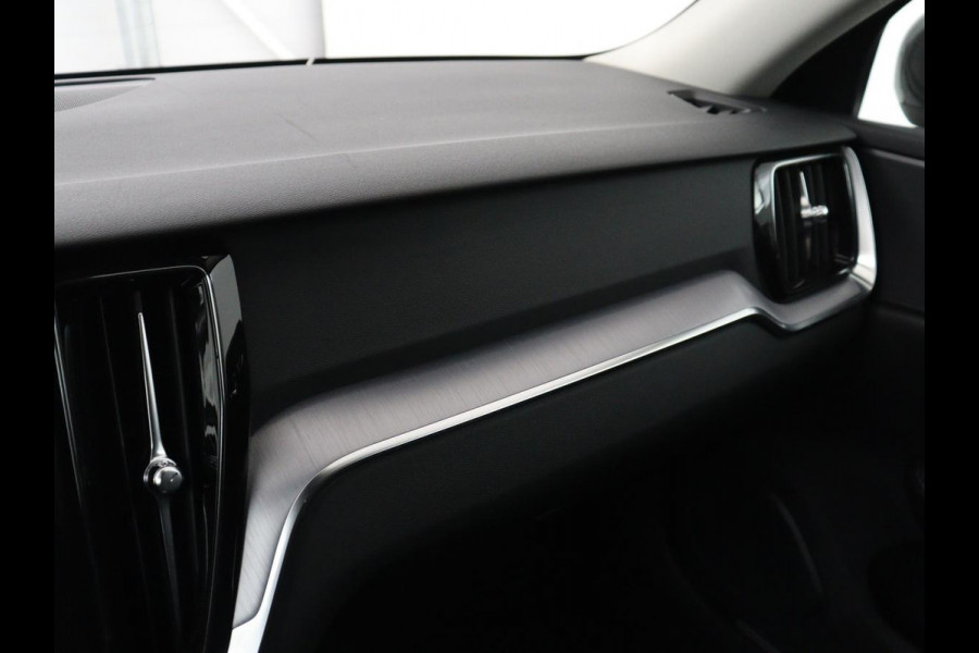 Volvo V60 2.0 D3 Momentum Pro | Trekhaak | Half leder | Carplay | Navigatie | Full LED | Cruise control | Parkeerhulp | Bluetooth