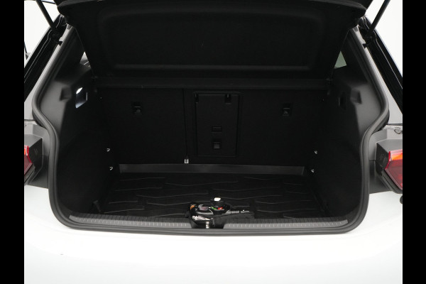 Volkswagen ID.3 First Plus 58 kWh 204pk Trekhaak Navigatie Camera Stoel/Stuurverwarming Acc