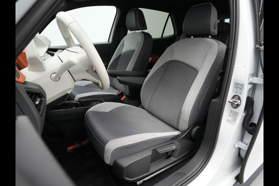 Volkswagen ID.3 First Plus 58 kWh 204pk Trekhaak Navigatie Camera Stoel/Stuurverwarming Acc