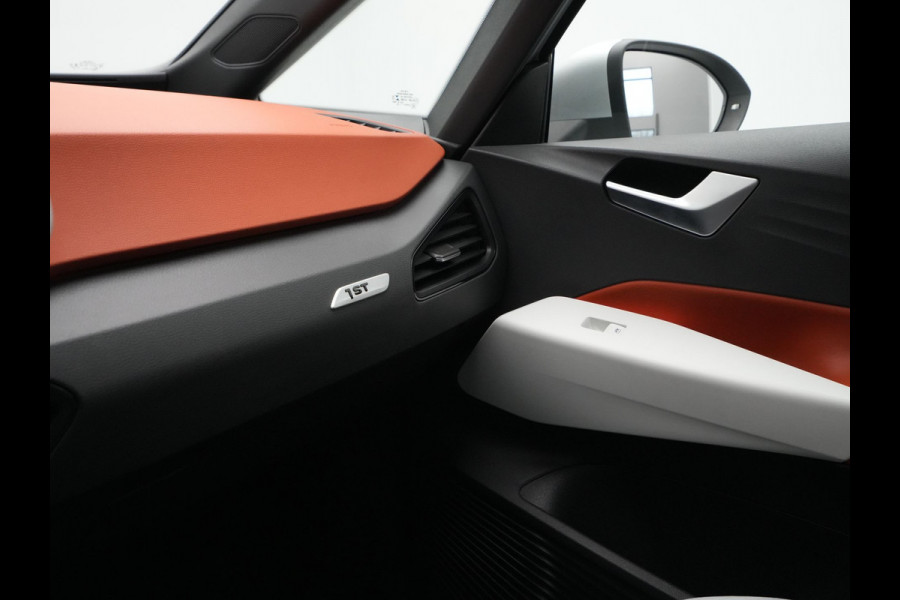 Volkswagen ID.3 First Plus 58 kWh 204pk Trekhaak Navigatie Camera Stoel/Stuurverwarming Acc