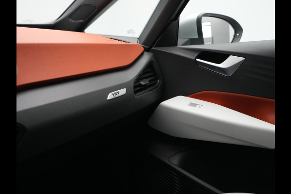 Volkswagen ID.3 First Plus 58 kWh 204pk Trekhaak Navigatie Camera Stoel/Stuurverwarming Acc