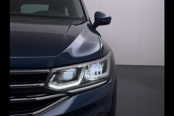 Volkswagen Tiguan 1.4 TSI eHybrid PHEV VAN €33.900,- NU VOOR SLECHTS €30.877,- Uw LENTEVOORDEEL €3.023,- |SUPER COMPLEET| SCHUIF/ KANTELDAK| DODE HOEK| ELEK. ACHTERKLEP| DIG. DASH | CAMERA| RIJKLAAR GELEVERD INCL. 12 MND BOVAG GARANTIE