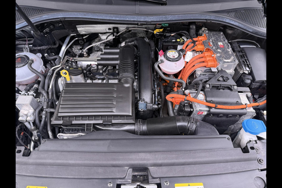 Volkswagen Tiguan 1.4 TSI eHybrid PHEV VAN €33.900,- NU VOOR SLECHTS €30.877,- Uw LENTEVOORDEEL €3.023,- |SUPER COMPLEET| SCHUIF/ KANTELDAK| DODE HOEK| ELEK. ACHTERKLEP| DIG. DASH | CAMERA| RIJKLAAR GELEVERD INCL. 12 MND BOVAG GARANTIE